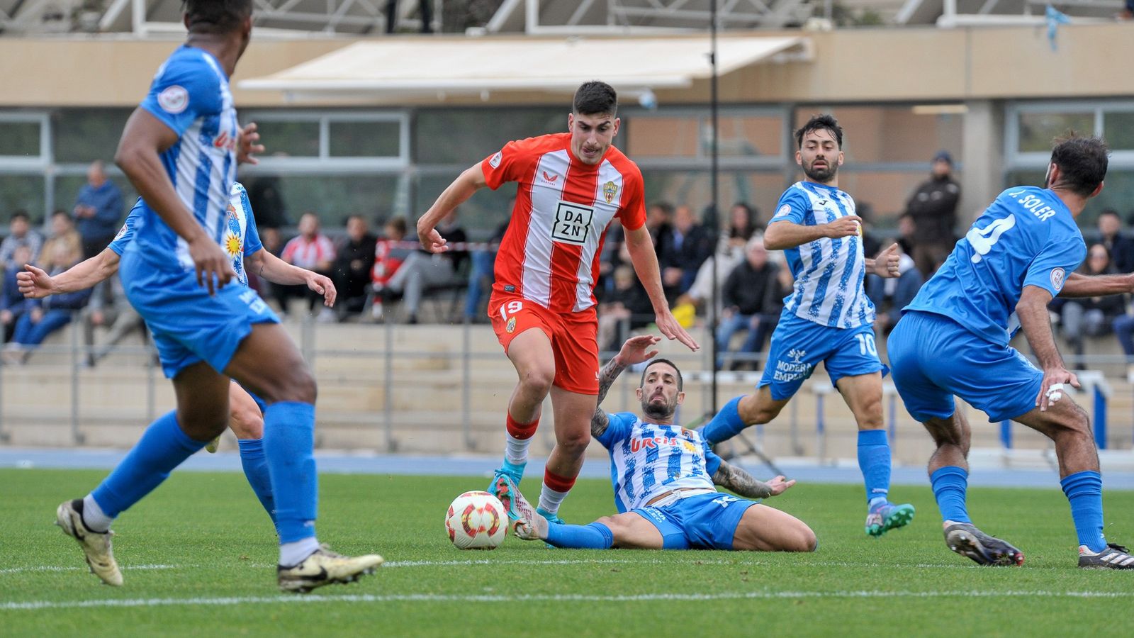 El central rojiblanco avanza a campo rival en el encuentro ante el Águilas.