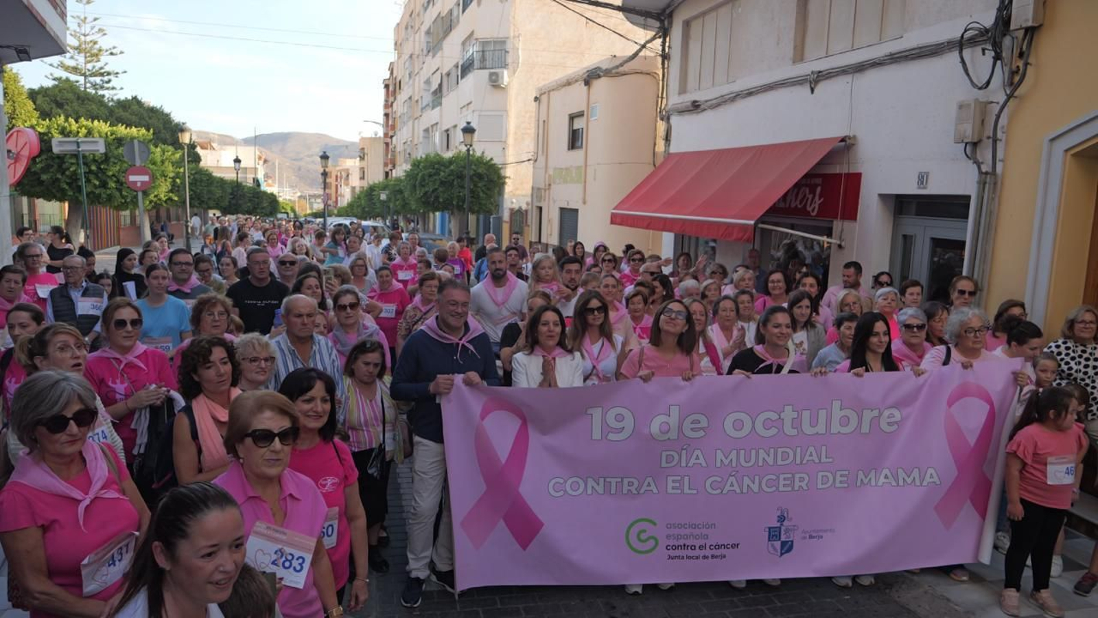 Marcha que se ha desarrollado en la localidad de Berja con motivo del Día Internacional del Cáncer de Mama, organizada por la Asociación Española Contra el Cáncer y el Ayuntamiento