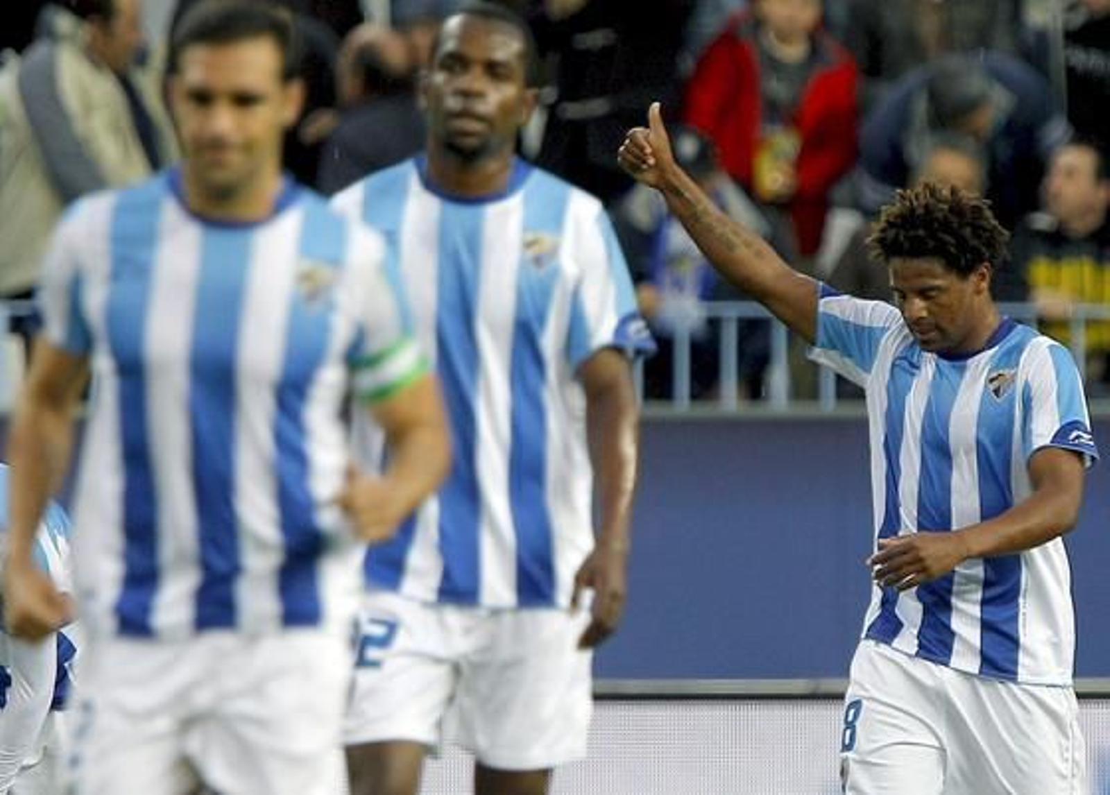 El centrocampista del Málaga Eliseu celebra el gol conseguido ante el Racing.

Foto: Jorge Zapata/EFE