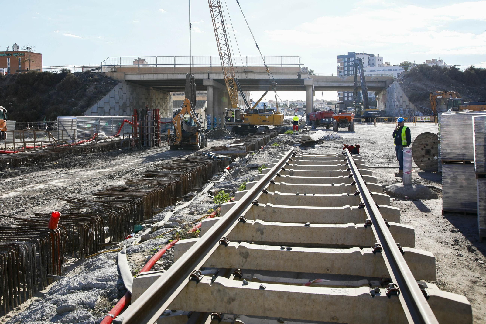 Las mejores imágenes del derribo en el puente de la autovía del aeropuerto y el túnel de La Goleta