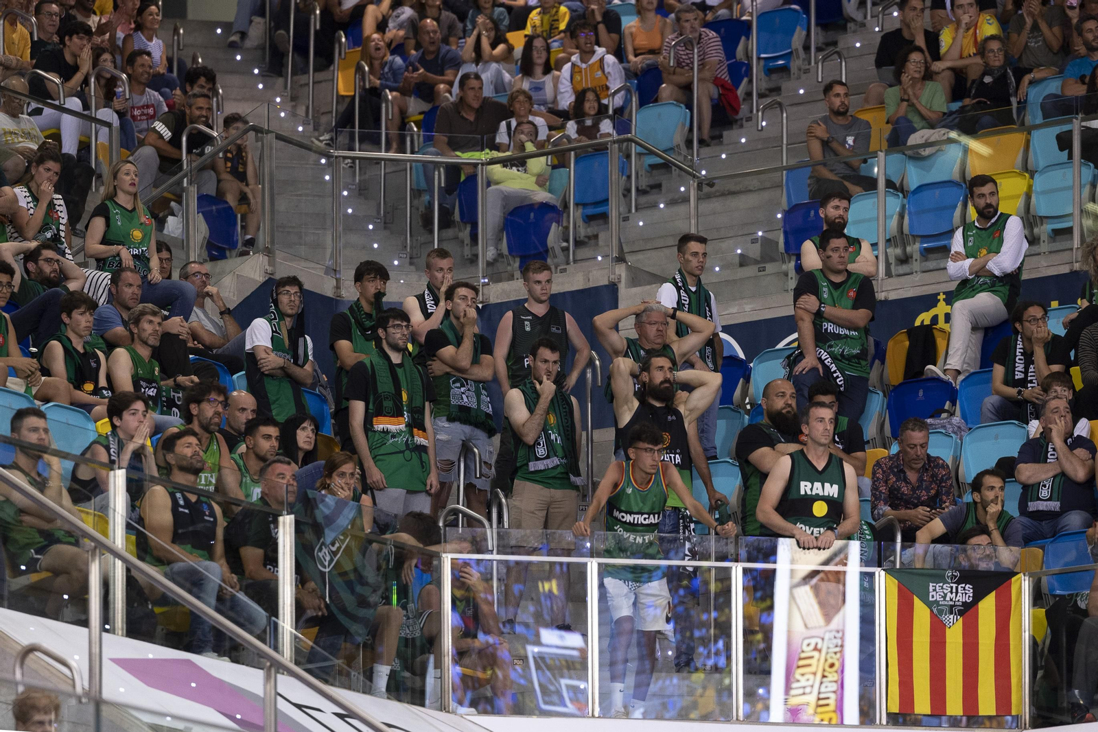 Los seguidores del Joventut, decepcionados en Gran Canaria. Los seguidores del Joventut, decepcionados en Gran Canaria.