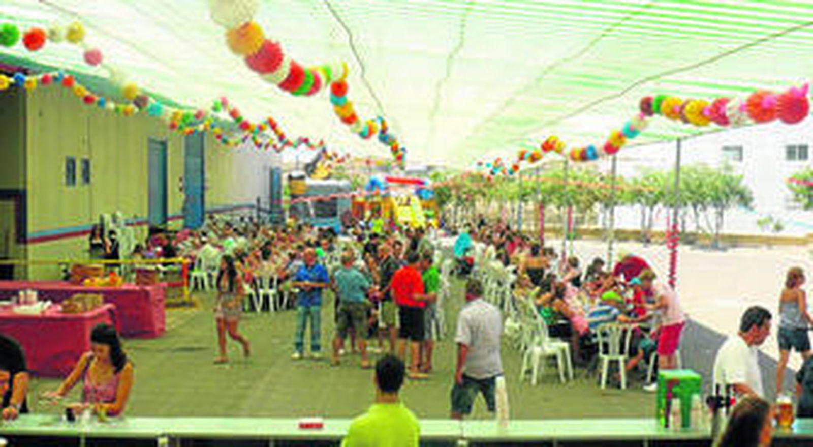 Socios de Casur, con sus respectivas familias, a la hora de la comida.