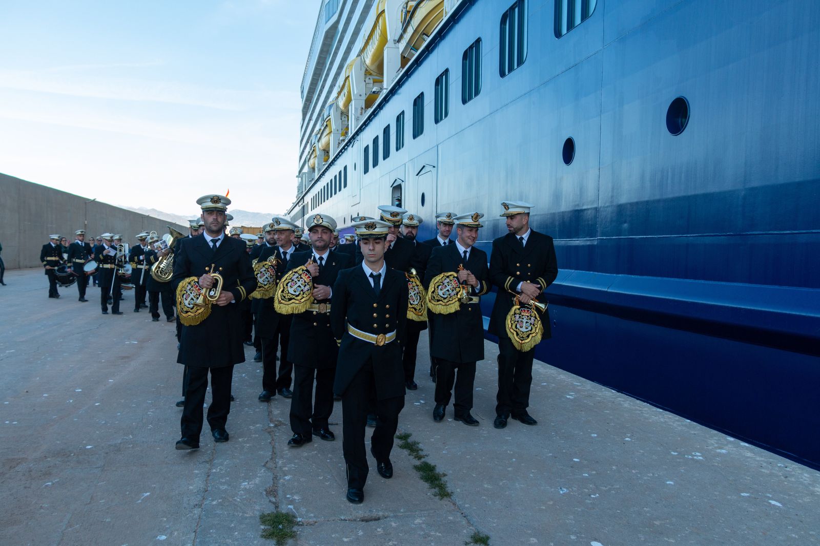El Spirit Of Discovery inaugura la temporada de cruceros en el Puerto de Motril, en imágenes
