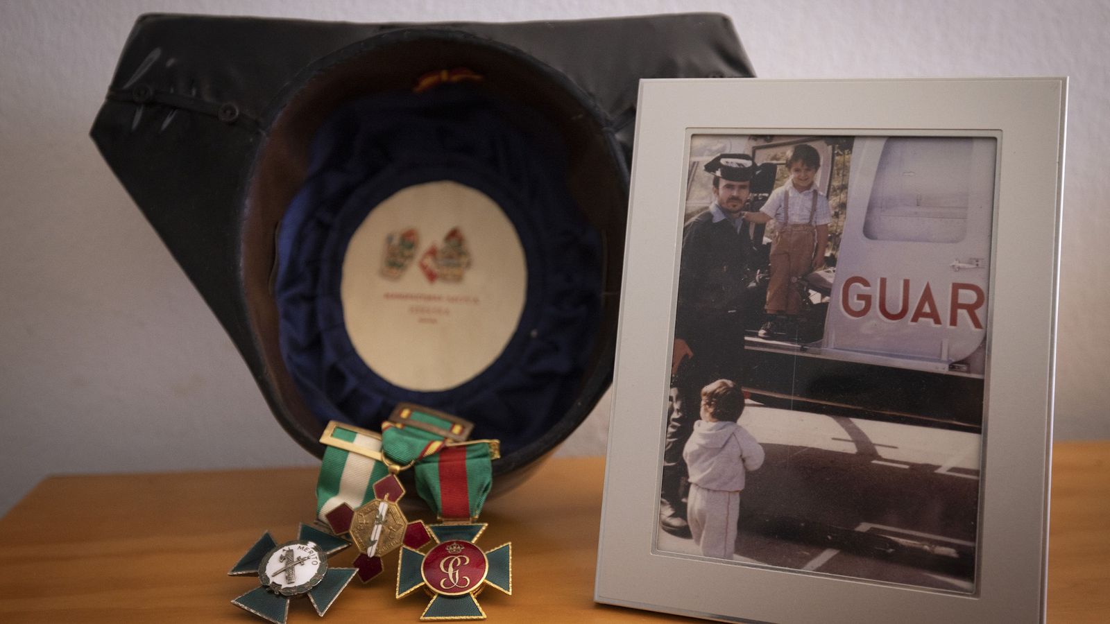 El tricornio de Antonio Ramos y tres medallas que recibió mientras vivía, junto a una fotografía que se tomó en Oñate.