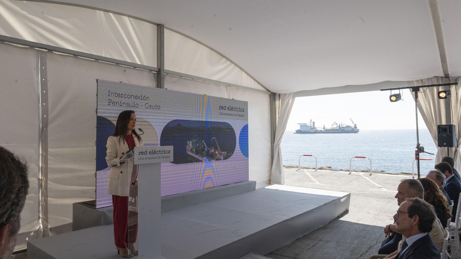 La presidenta de Redeia, Beatriz Corredor, en la rueda de prensa de la explanada de la playa del Chorrillo, Ceuta.
