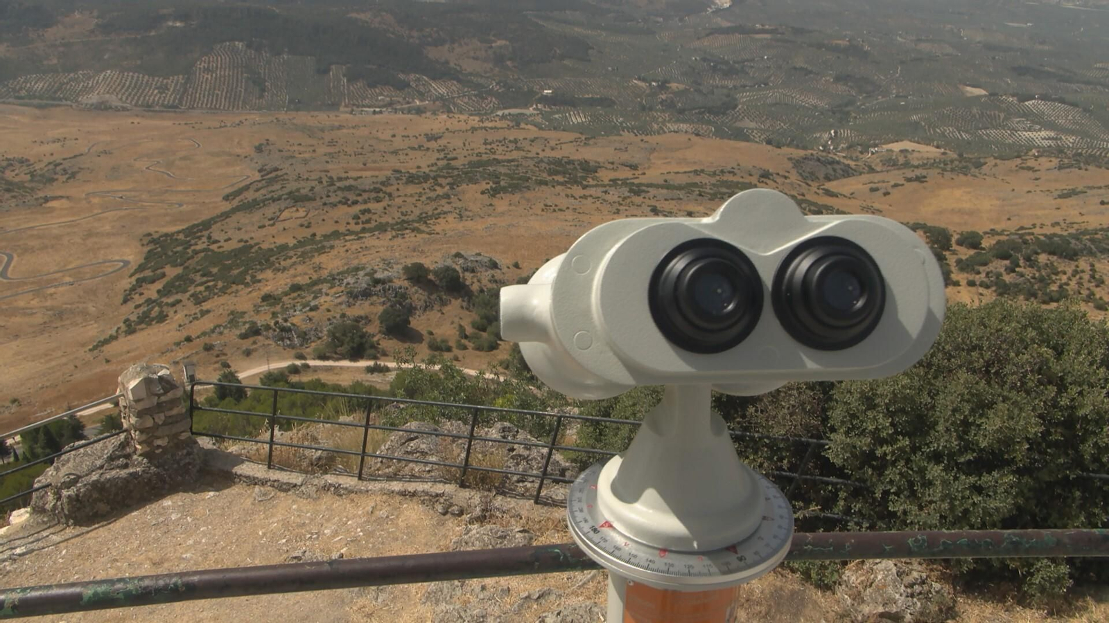 Prismáticos fijos en el mirador circular del Santuario de María Santísima de la Sierra de Cabra.