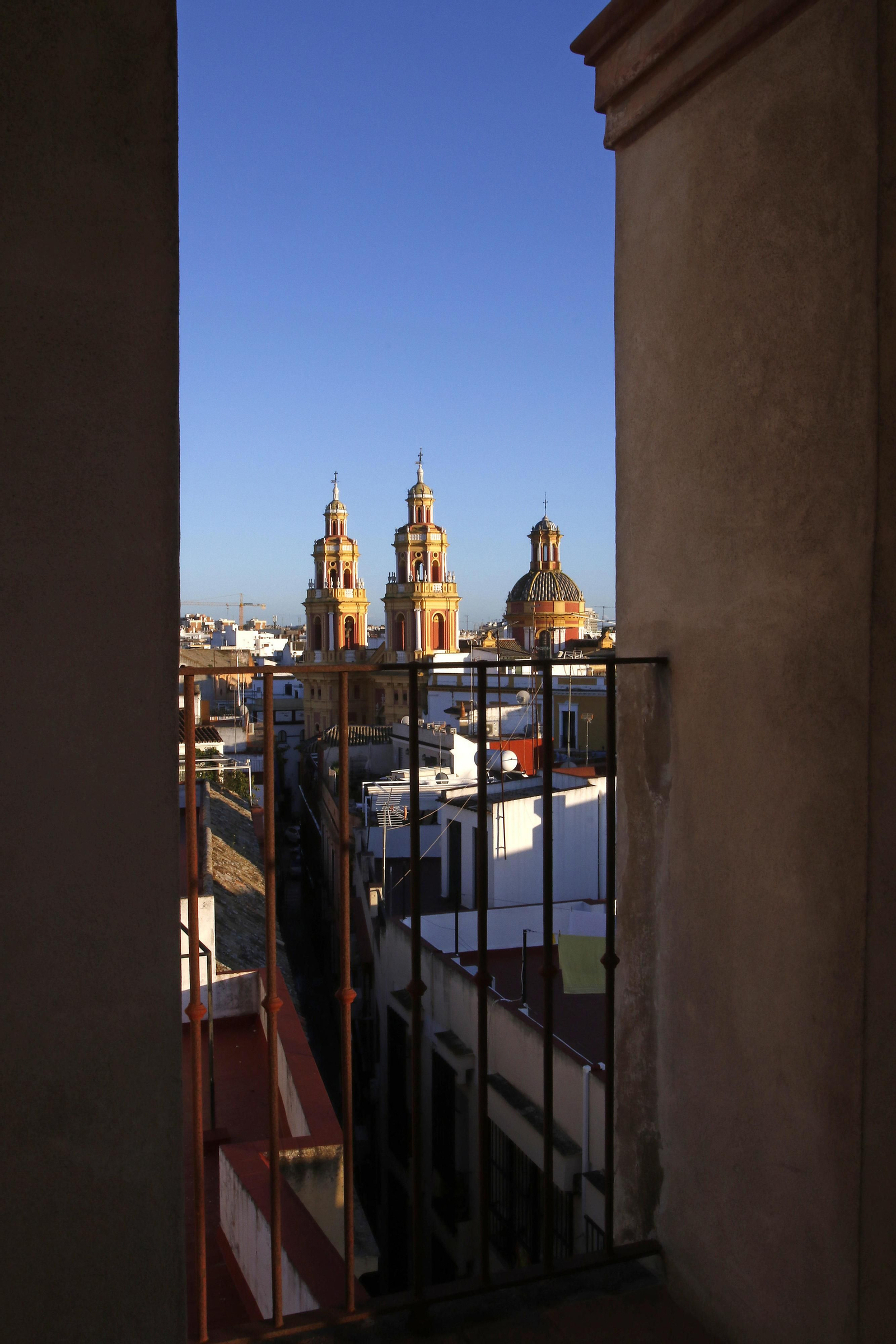 La iglesia de San Ildefonso desde la torre de la capilla del Cristo de Burgos