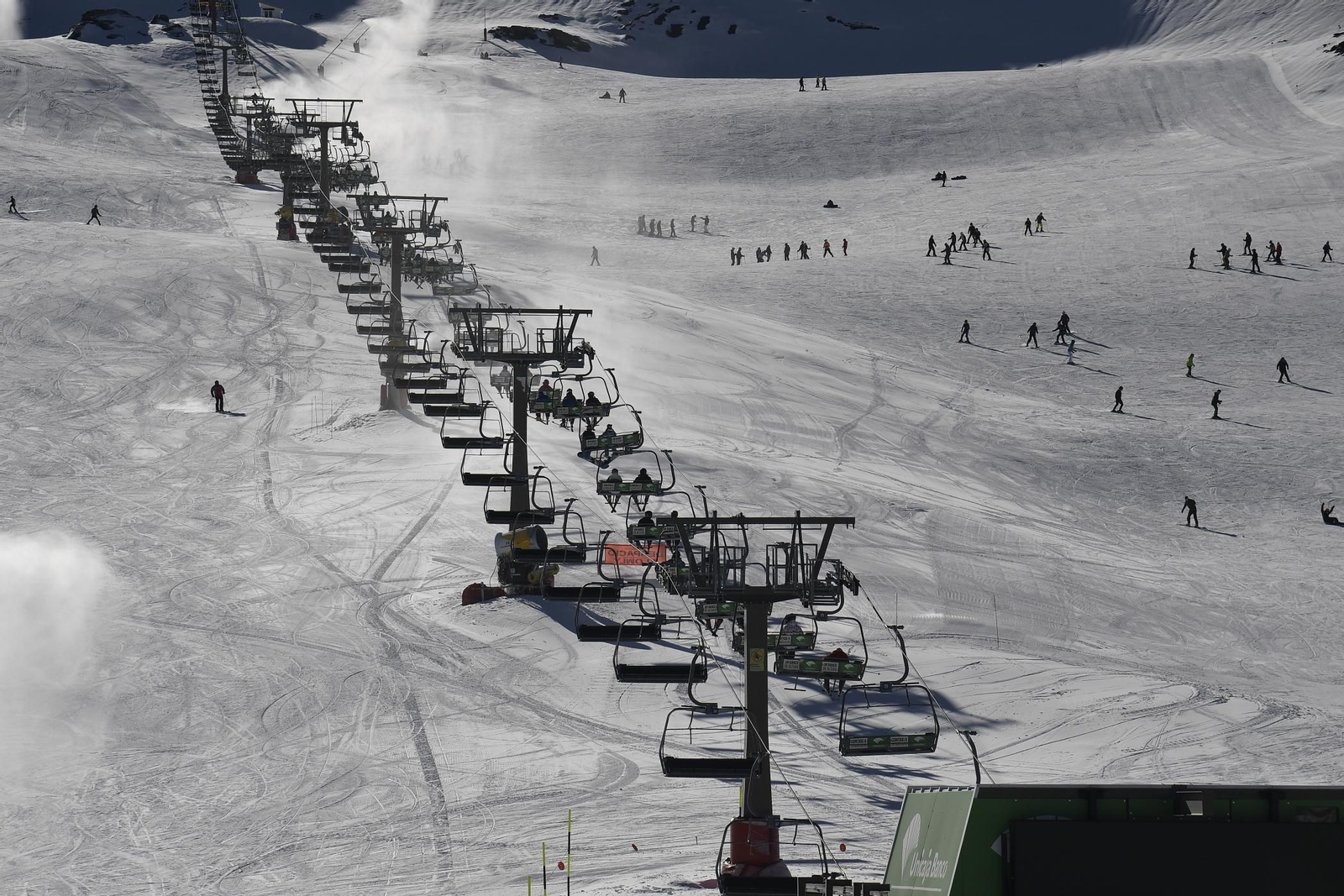 Fotos del primer día de esquí con la inauguración de la temporada en la Sierra