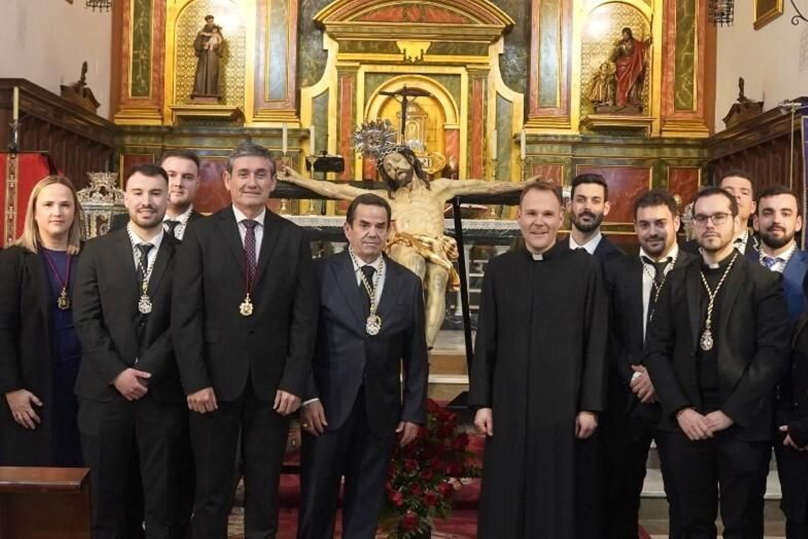 Miembros de la corporación municipal y de la Hermandad, ante el Cristo de la Expiración.