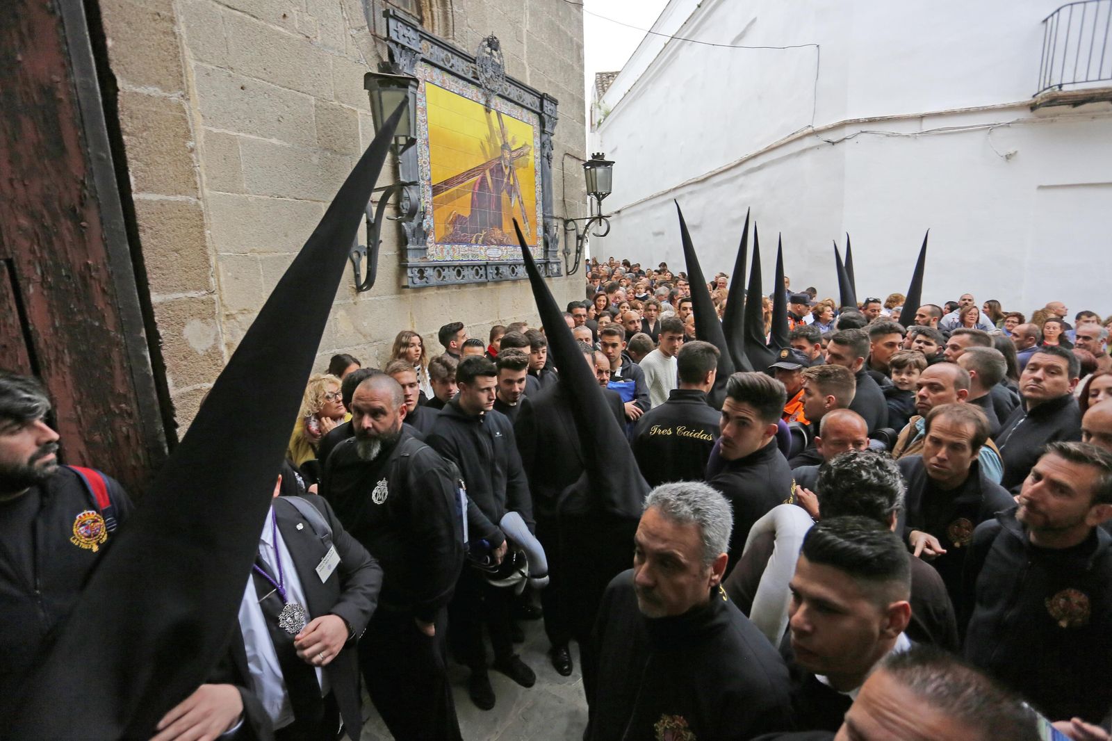Nazarenos de las Tres Caídas saliendo de San Lucas