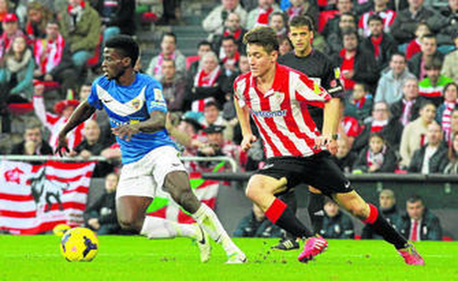 Ander Herrera persigue a Azeez en el encuentro de esta temporada disputado en San Mamés.