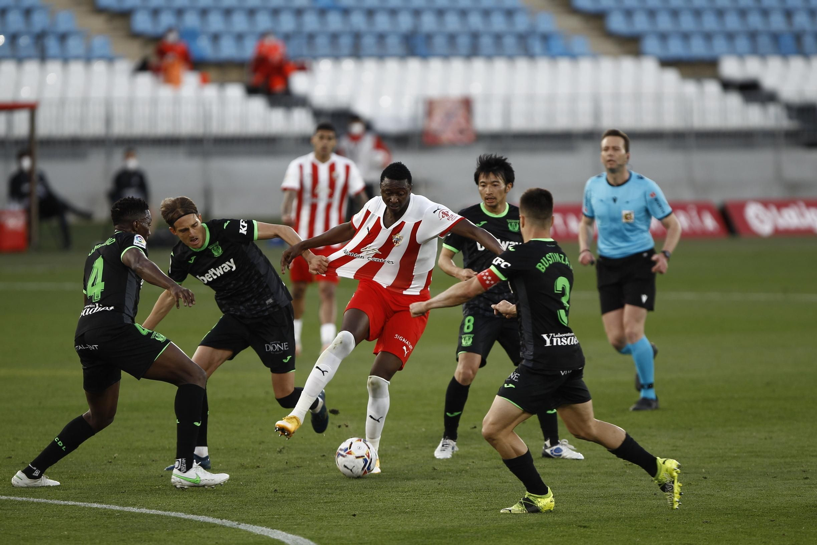 Brian, que gozó de su segunda titularidad, intenta arrebatarle el balón a Omeruo