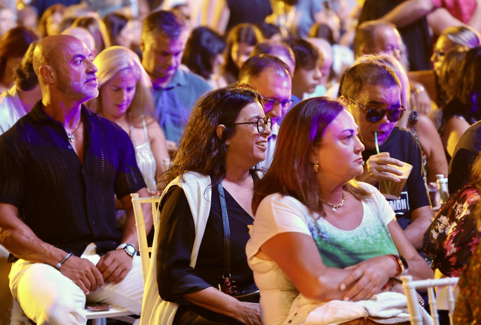 Búscate en el concierto de Hombres G