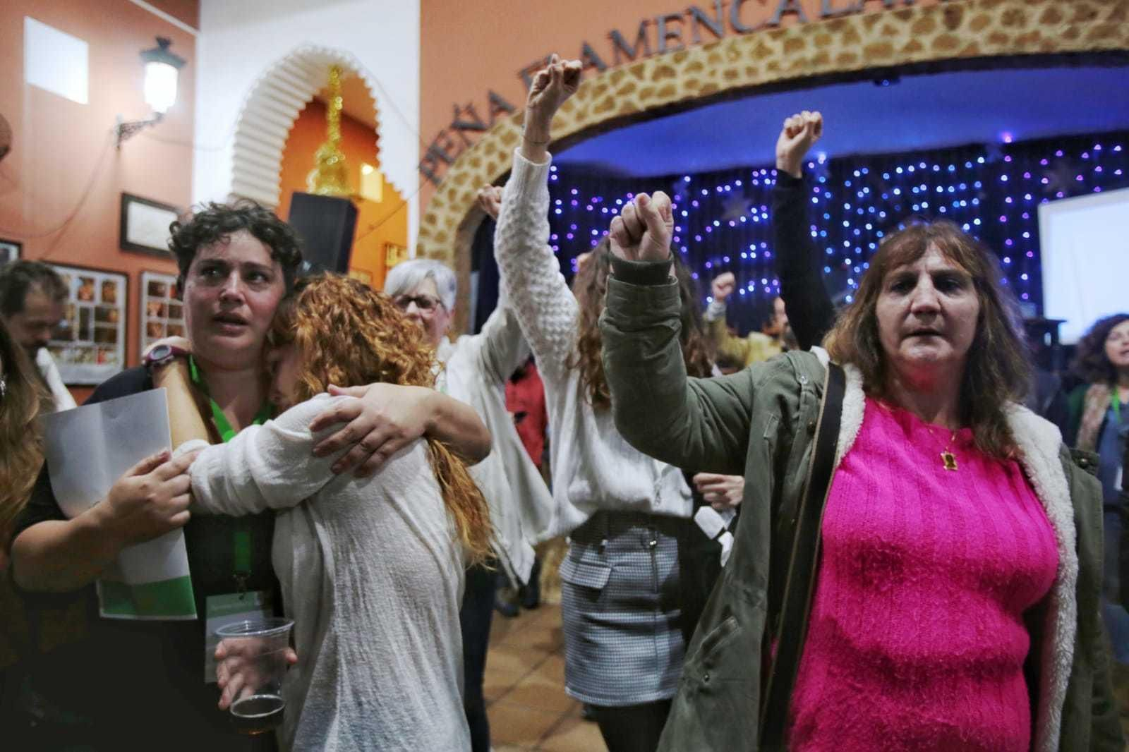 Militantes de Adelante Andalucía celebran los resultados obtenidos en la noche electoral.