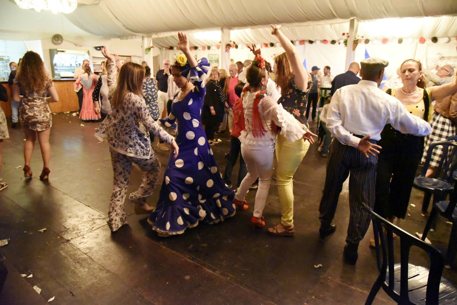 Baile por sevillanas en una de las casetas