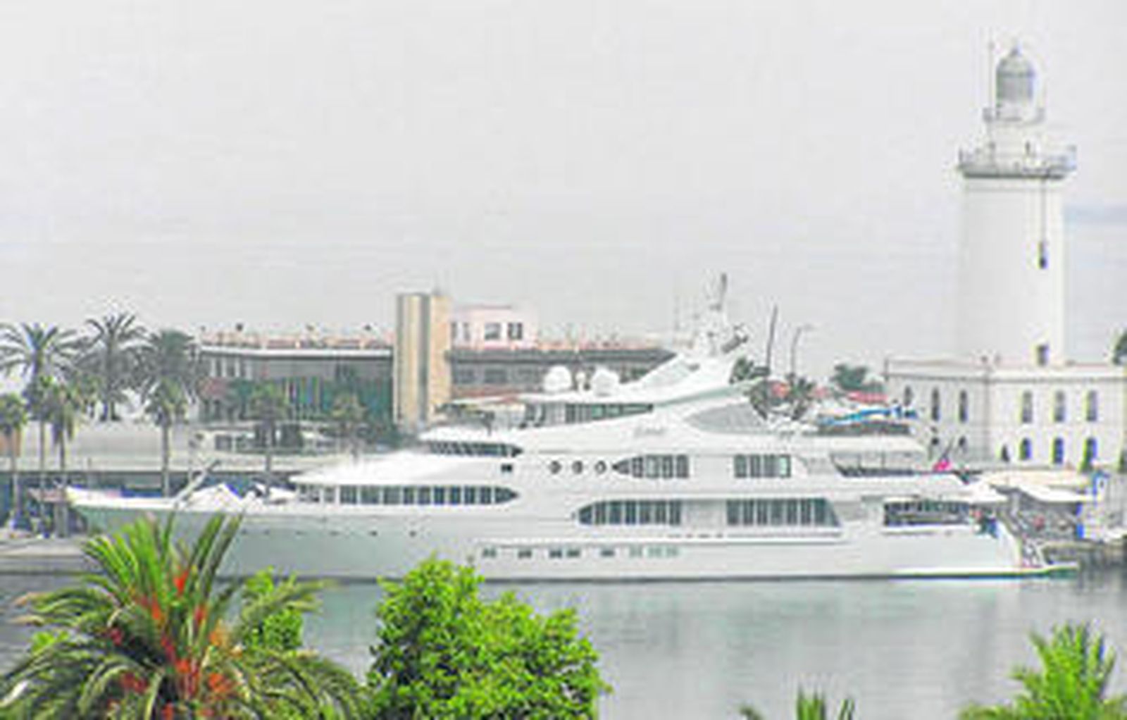 El 'Samar', atracado ayer con La Farola detrás.
