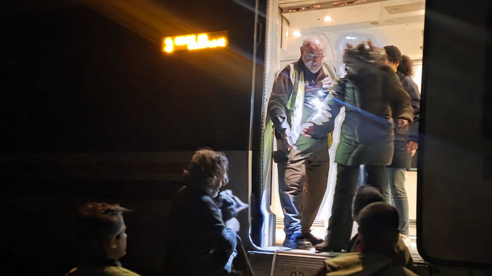 Los viajeros siendo trasbasados de un tren a otro.