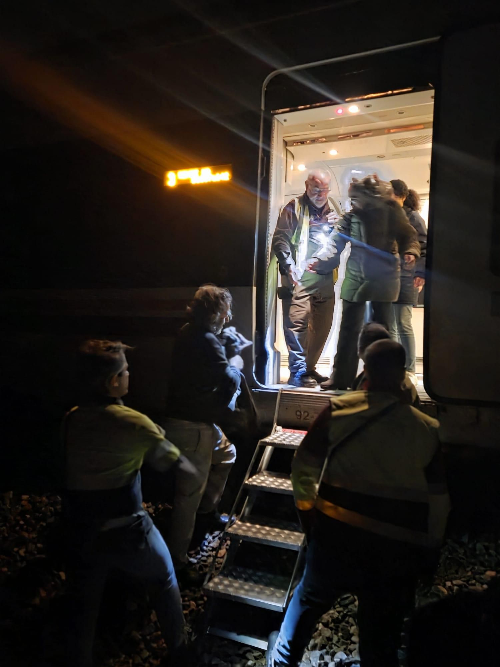 Los viajeros del Media Distancia de Huelva a Sevilla de este lunes siendo trasbasados de un tren a otro.