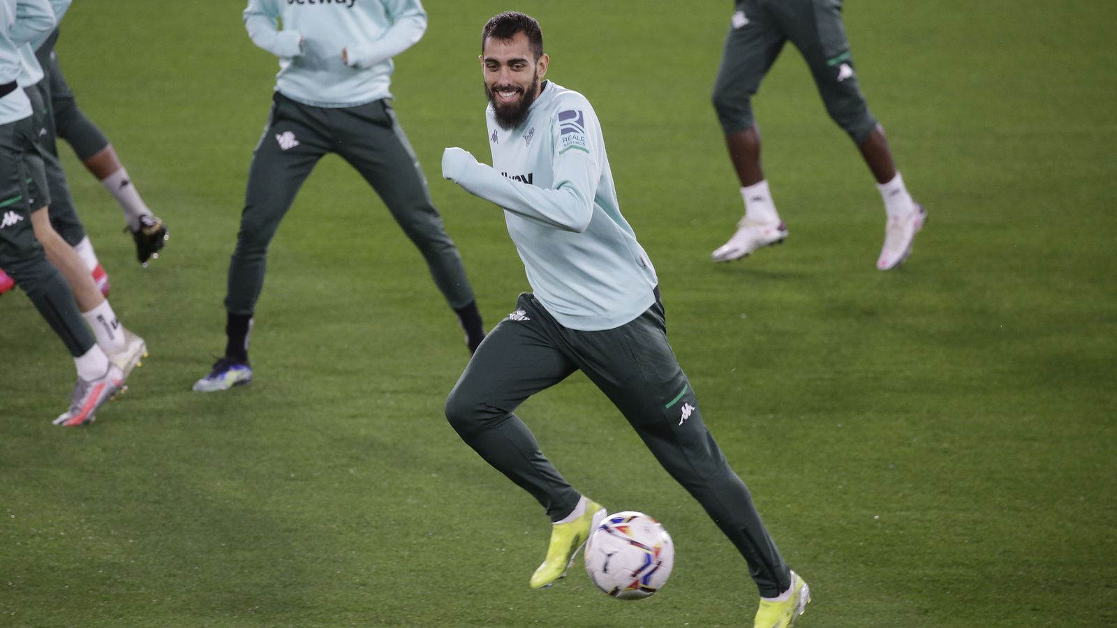 Borja Iglesias, sonriente, en el entrenamiento.