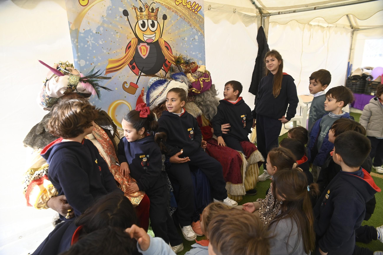 Los Reyes Magos visitan el mercadillo de El Arenal