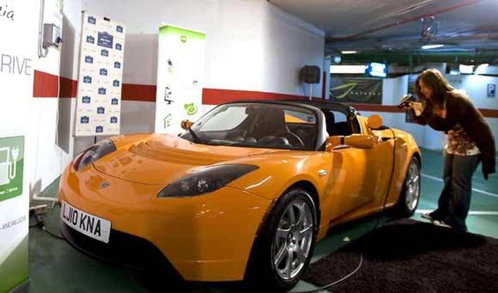 Presentan en Sevilla el primer coche deportivo totalmente eléctrico
