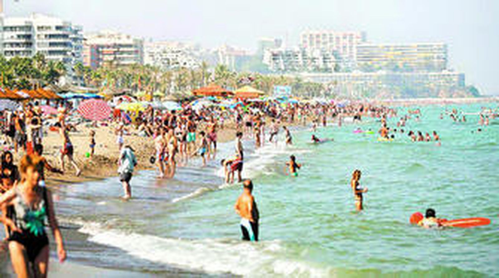 Unos bañistas disfrutan en una playa de Torremolinos, uno de los destinos andaluces preferido por el colectivo gay.