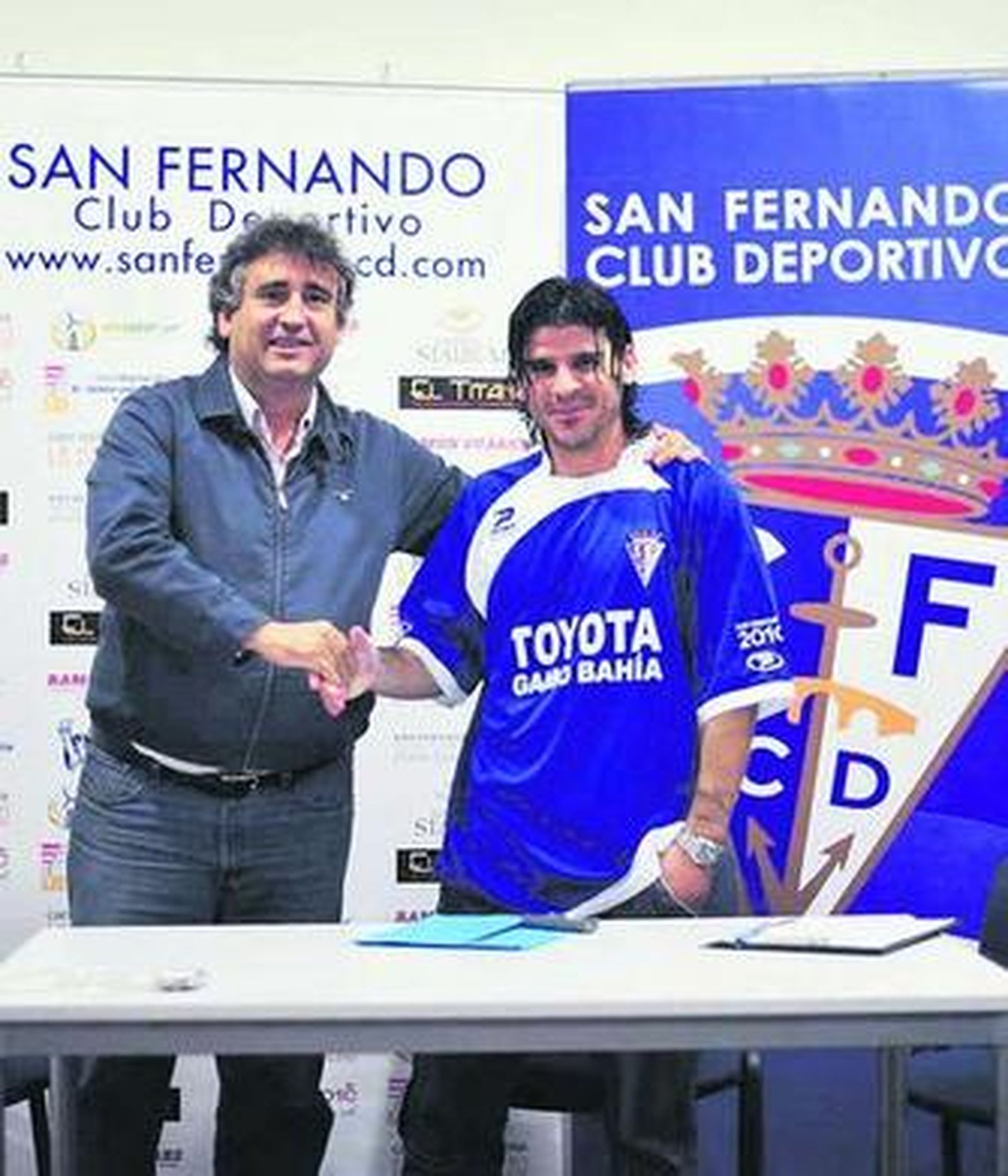 Sergio Beato estrecha la mano del presidente, Pepe Tréllez.