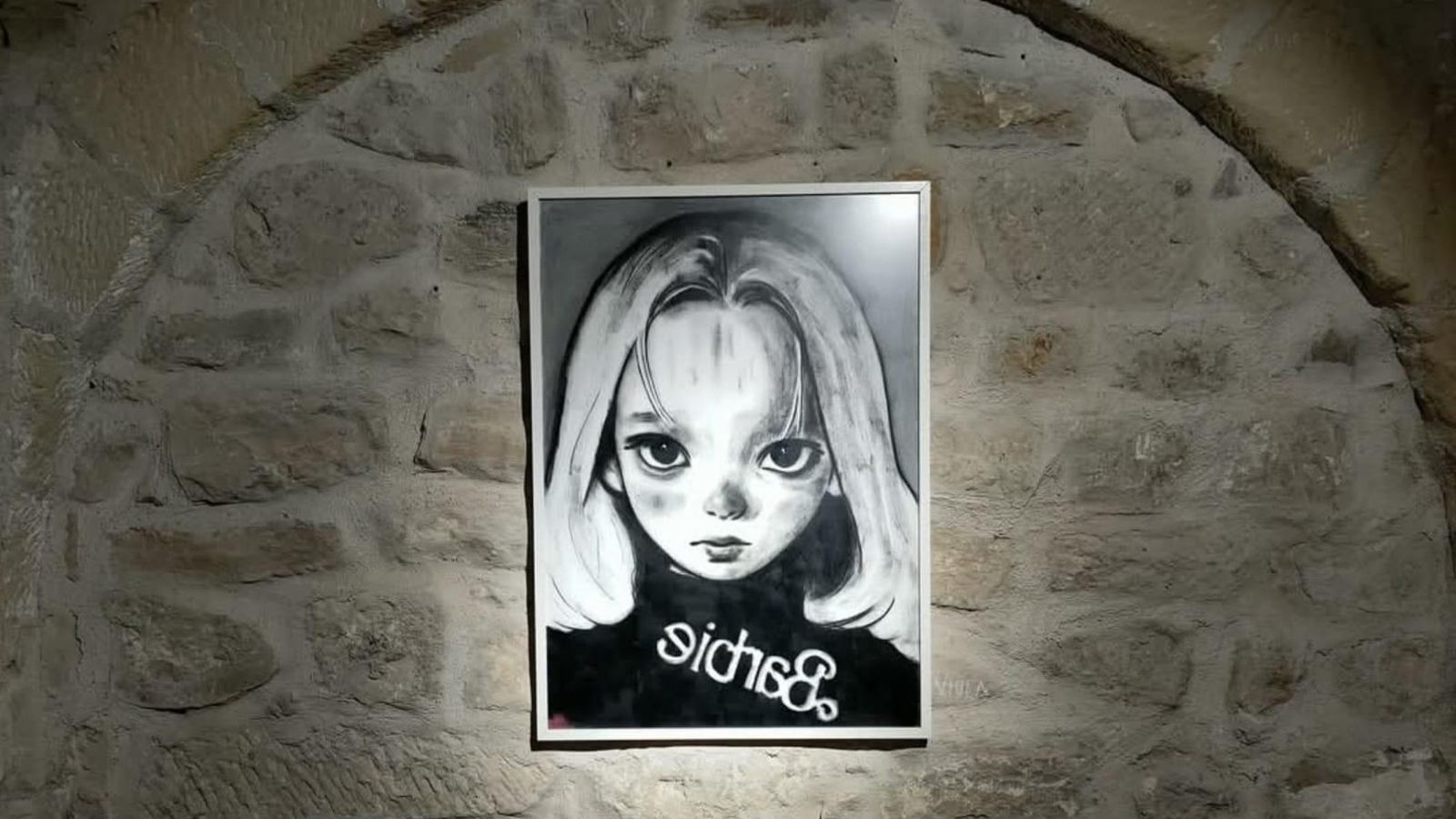 Una de las obras de la exposición de Barbie en Baeza.