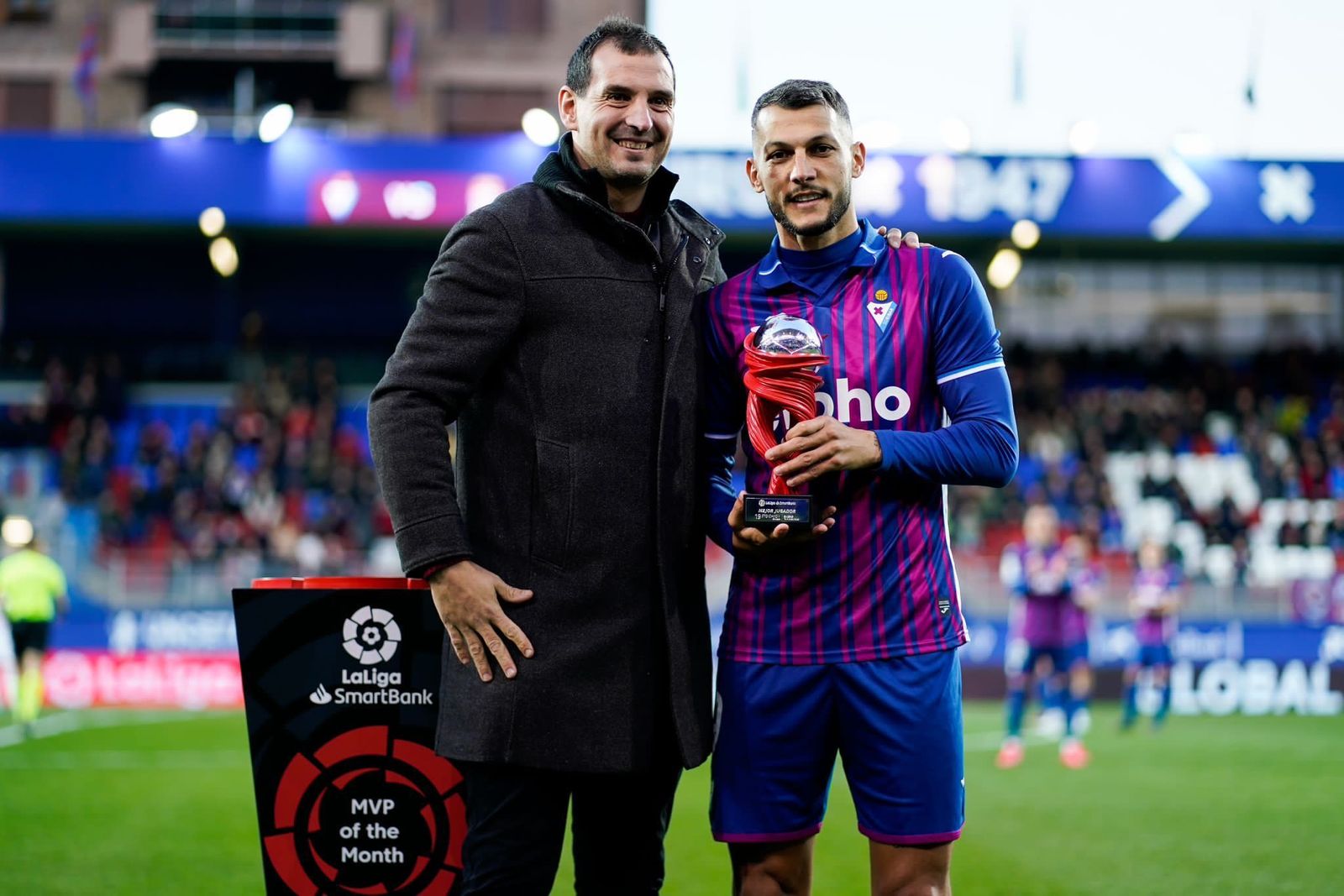El sanroqueño Stoichkov, con su premio.