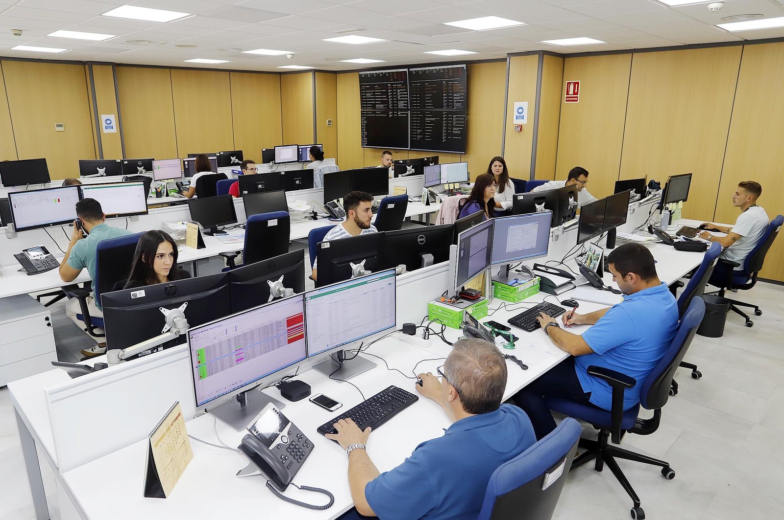 Imágenes de la visita de la consejera Marifrán Carazo a la empresa GTO en Niebla