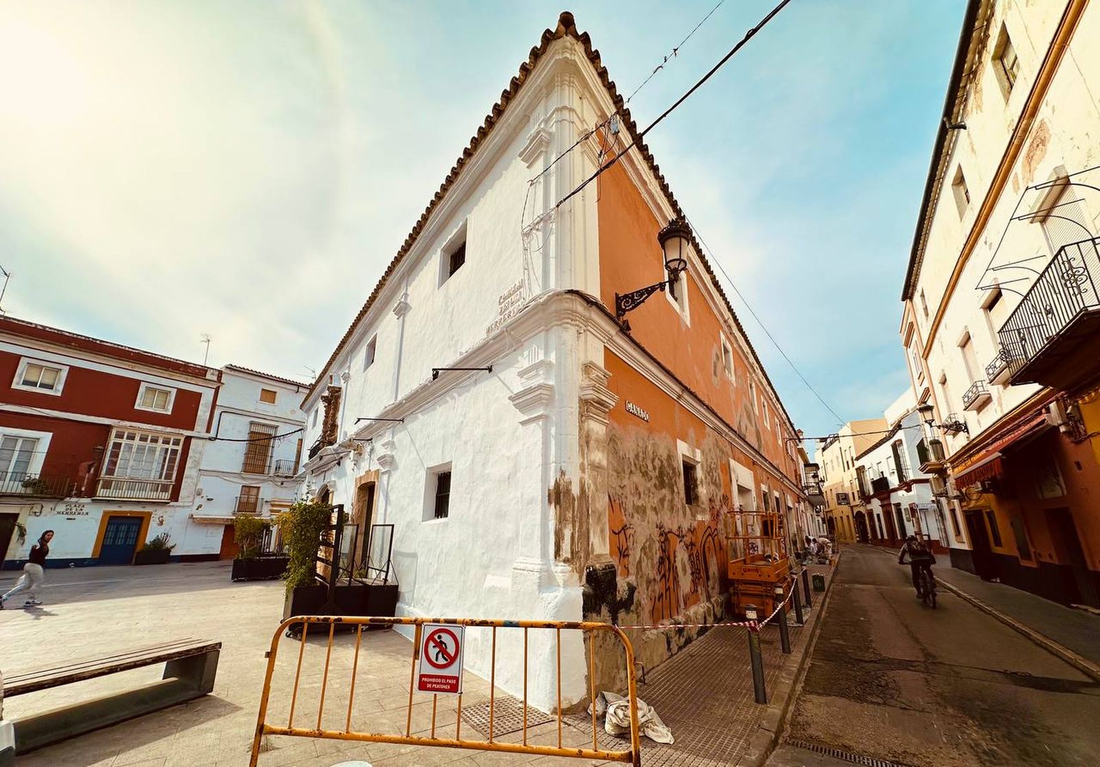 Imagen de la esquina entre plaza de La Herrería y calle Ganado, donde se han llevado a cabo labores de mantenimiento de la fachada.