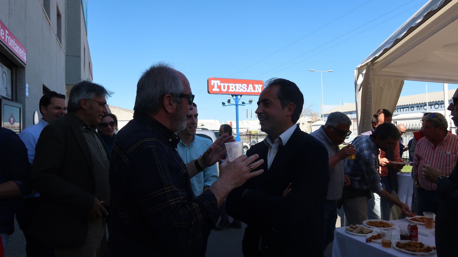Antonio Saldaña saludando a Rafael Pérez, dueño de Tubesan.