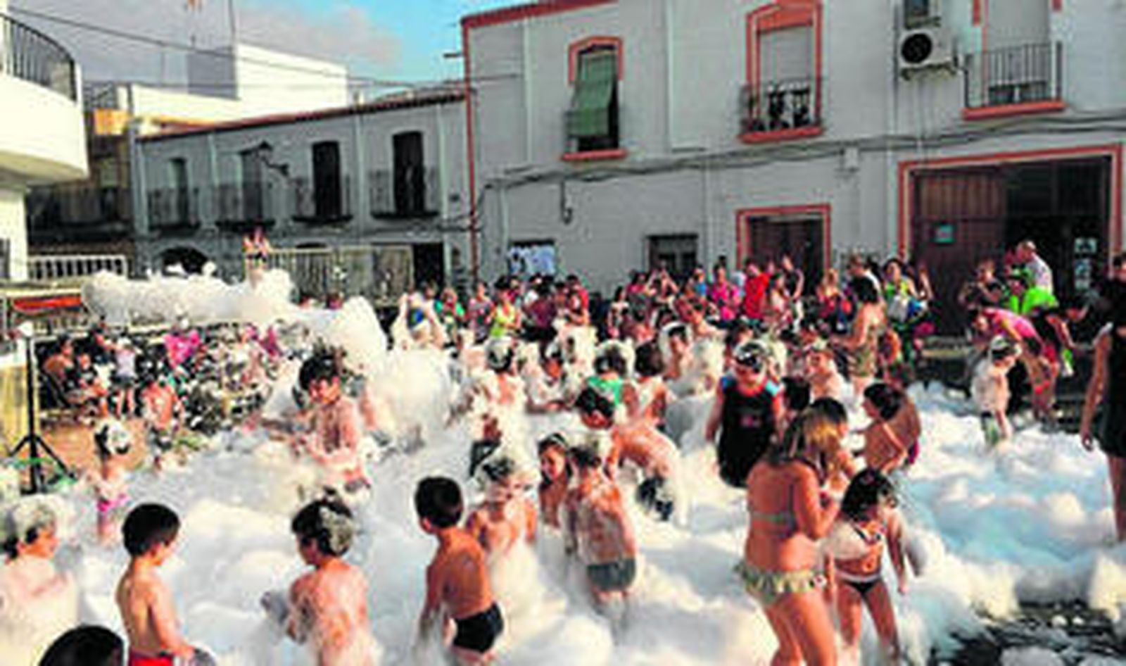 Pequeños en la piscina en el día de jornadas de puertas abiertas.