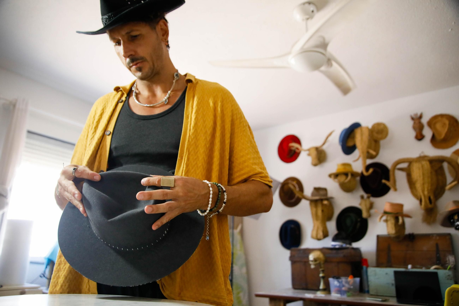 Imágenes del proceso creativo en sombreros de Alejandro Mateo