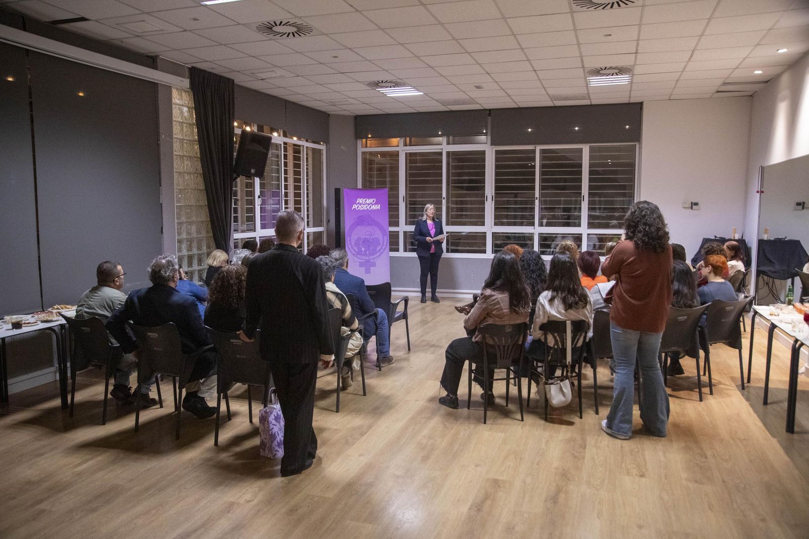 La Plataforma de Acción Feminista en Almería rinde homenaje a las mujeres de la Desbandá con su II Premio ‘Posidonia’ a Loli Sierra, vicepresidenta de la Asociación Memorialista de la Desbandá, en imágenes