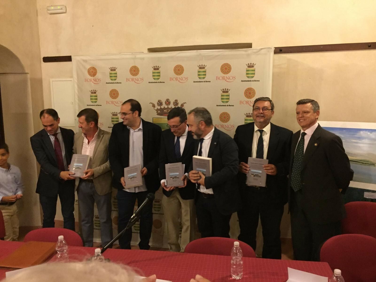 Los protagonistas de la presentación del libro sobre la historia de Bornos, junto a representantes públicos.