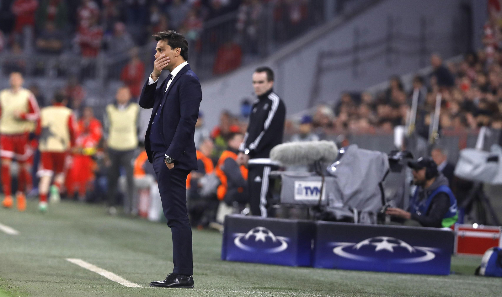 Vincenzo Montella observa el desarrollo del partido desde la zona técnica del Allianz Arena.