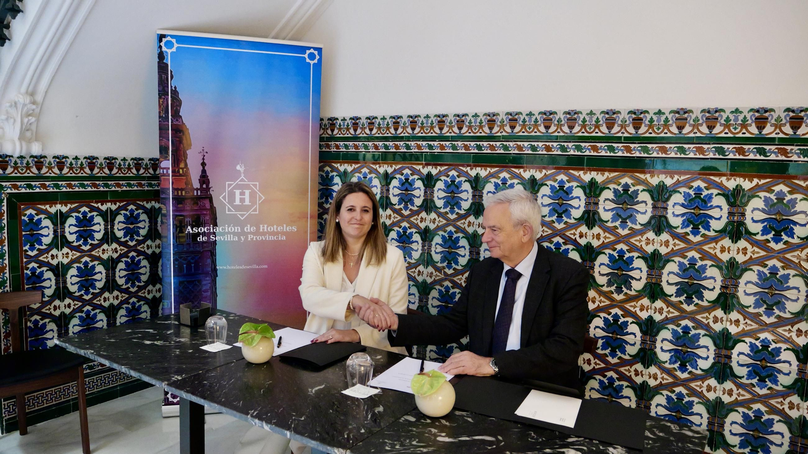 Angie Moreno y Manuel Cornax, durante la firma del convenio.