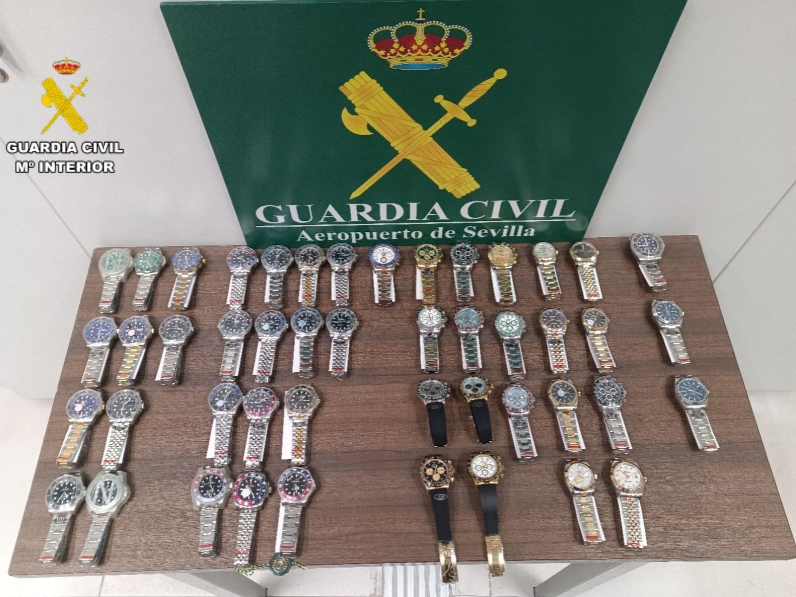 Los relojes requisados por la Guardia Civil en el aeropuerto.