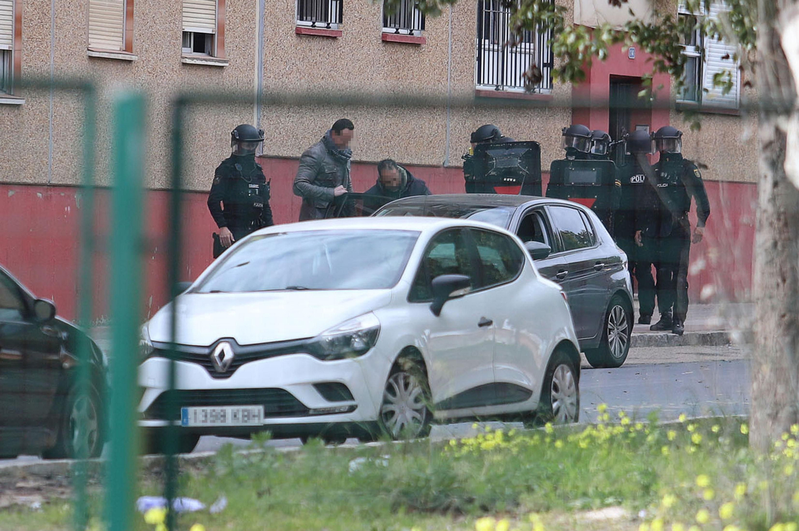 Imágenes del atrincherado que amenazaba con hacer estallar una bombona en el Torrejón, Huelva