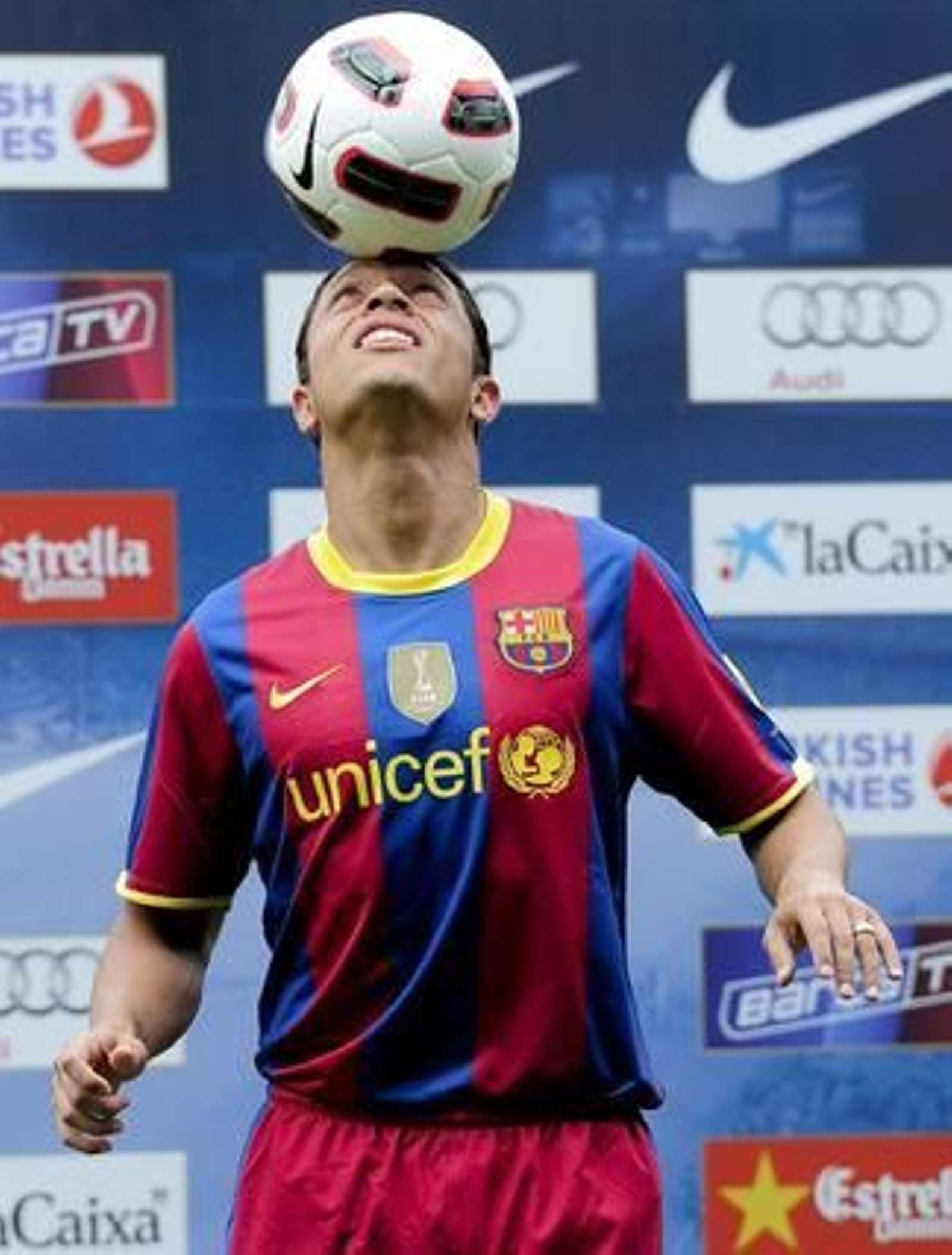 El Barça presenta a Adriano. / AFP