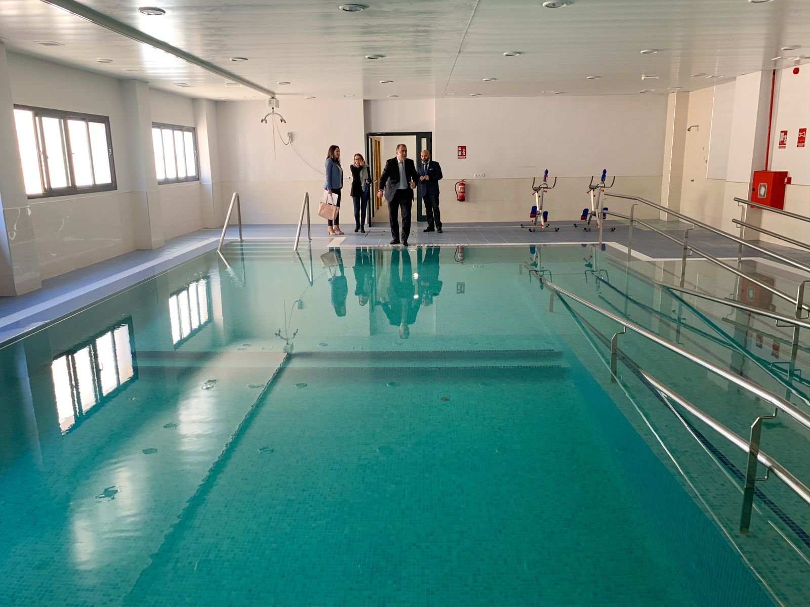 Beca a personas con discapacidad para rehabilitación de fisioterapia en el agua.