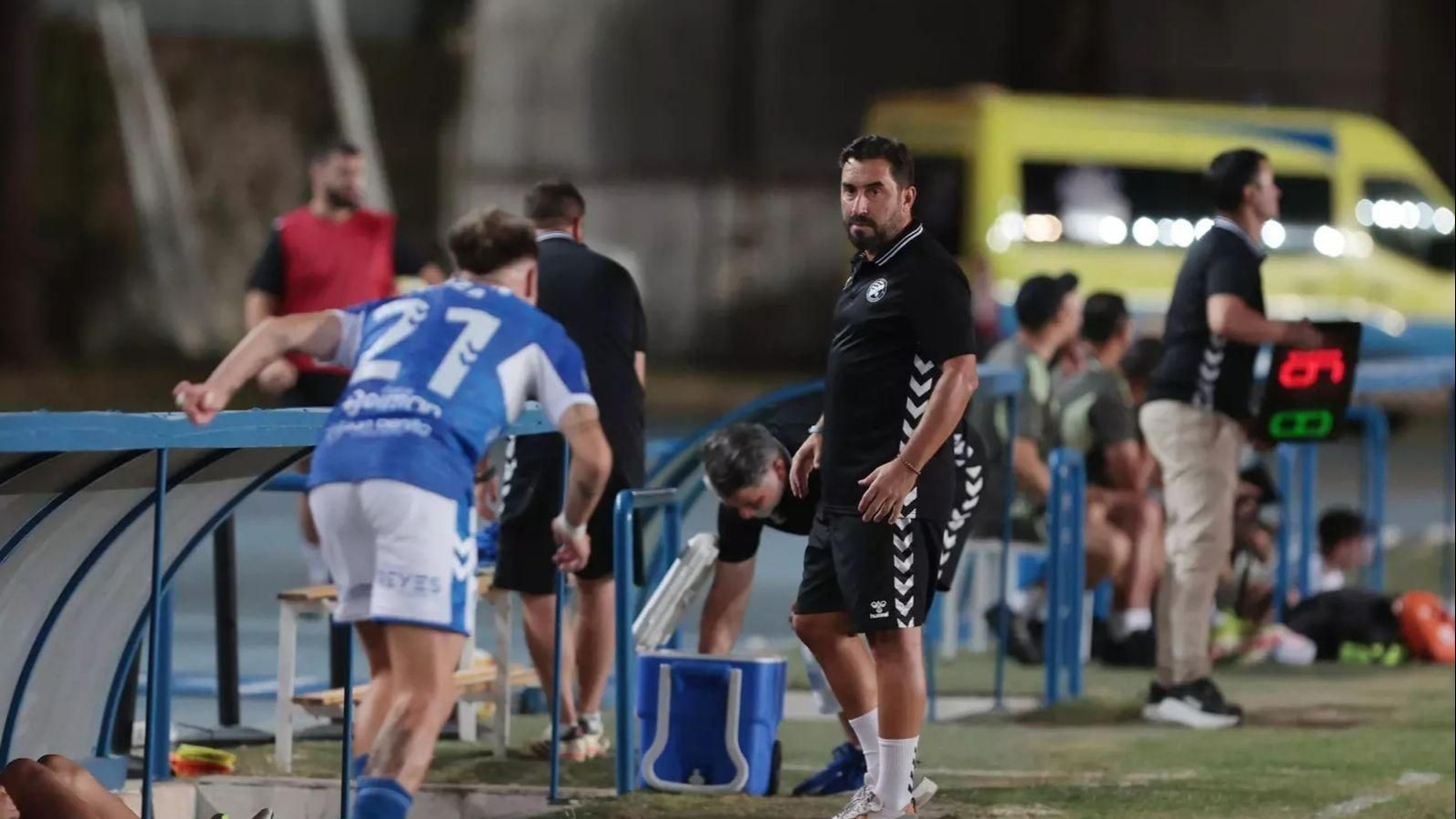 Antonio Fernández, pendiente de Ekiza antes de saltar al campo ante el Real Madrid C.