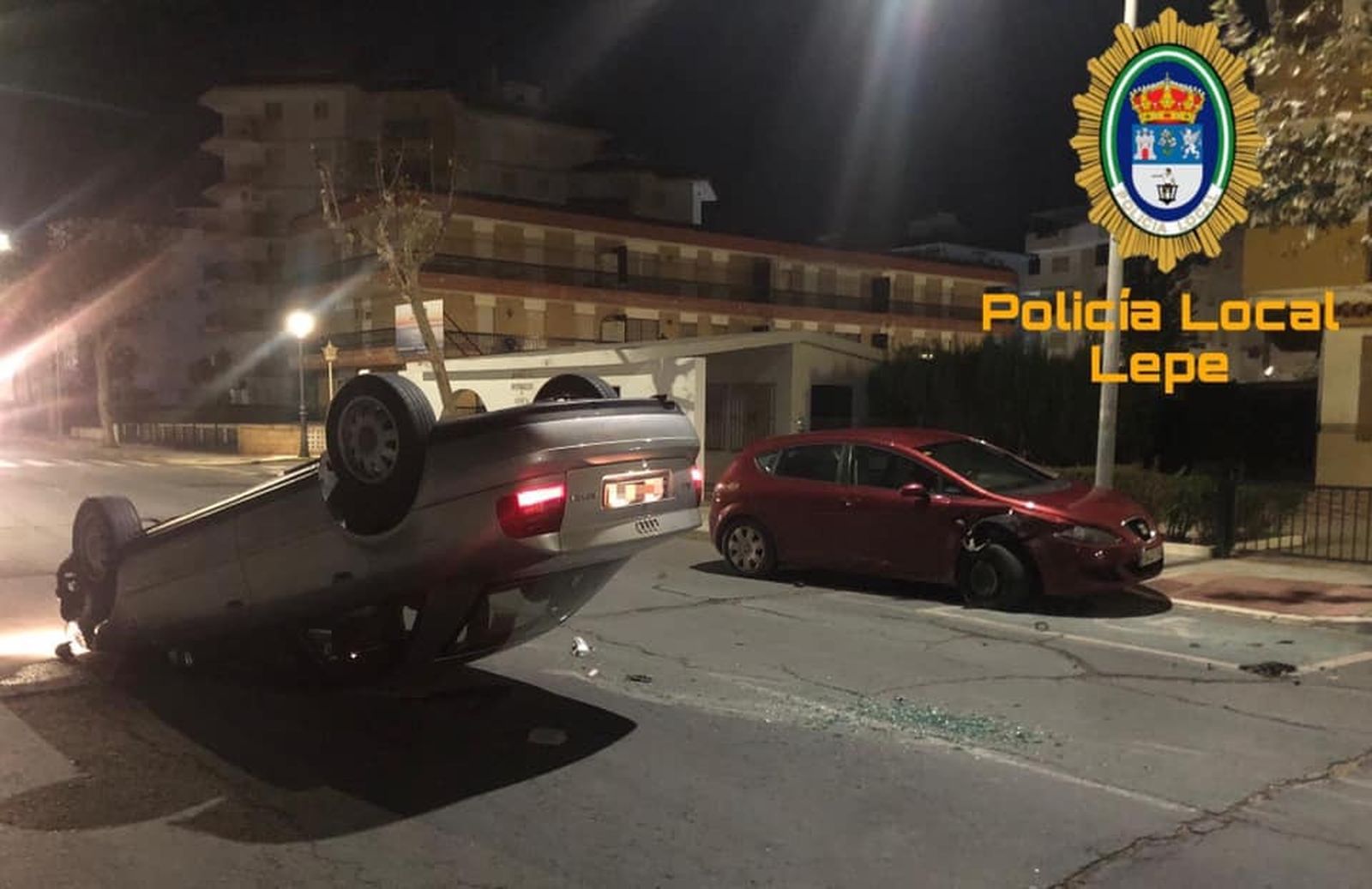 El turismo volcado en plena avenida Castilla de La Antilla.