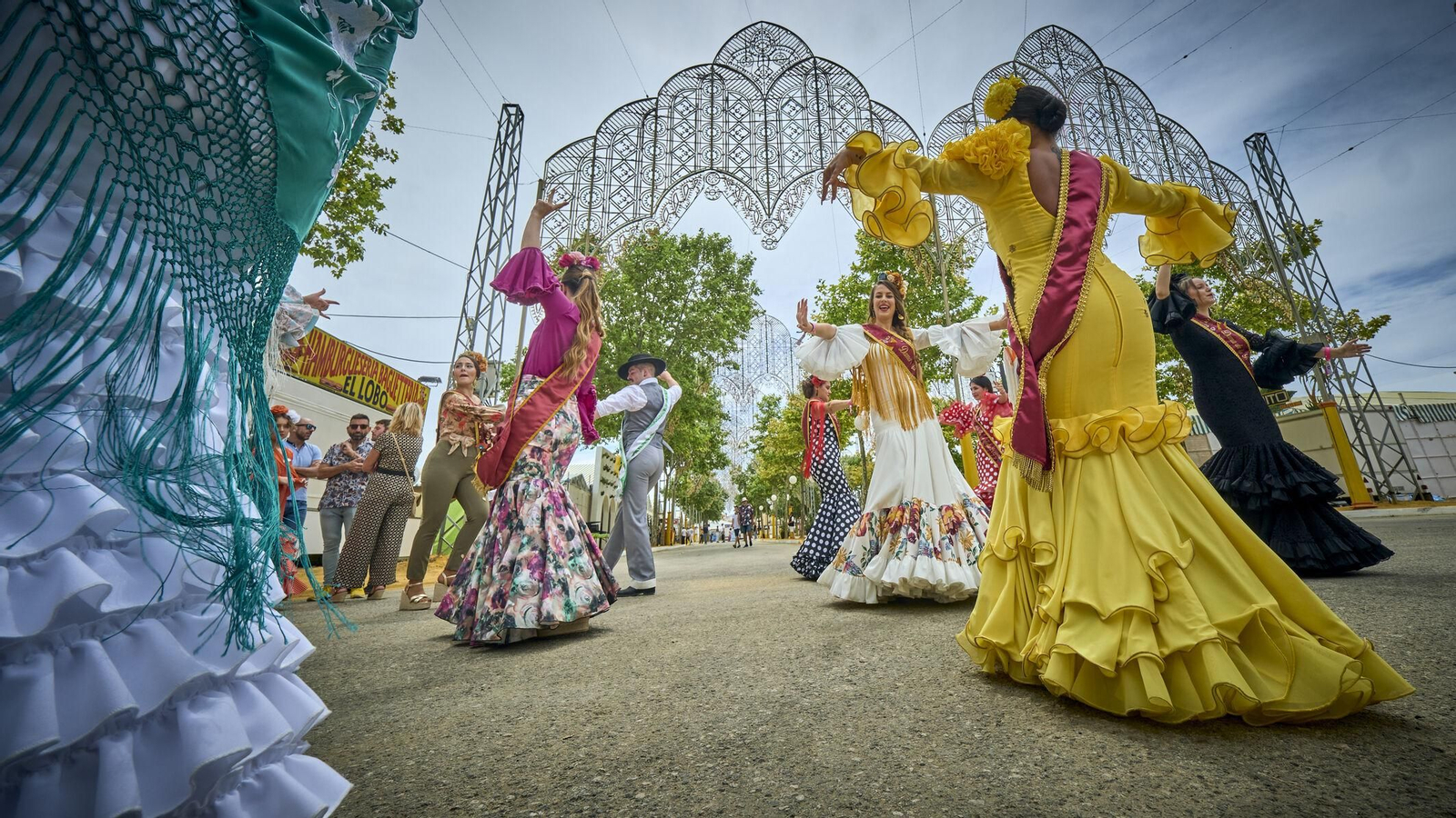 Imagen de archivo de un grupo de Damas bailando sevillanas en la portada de la Feria de Puerto Real