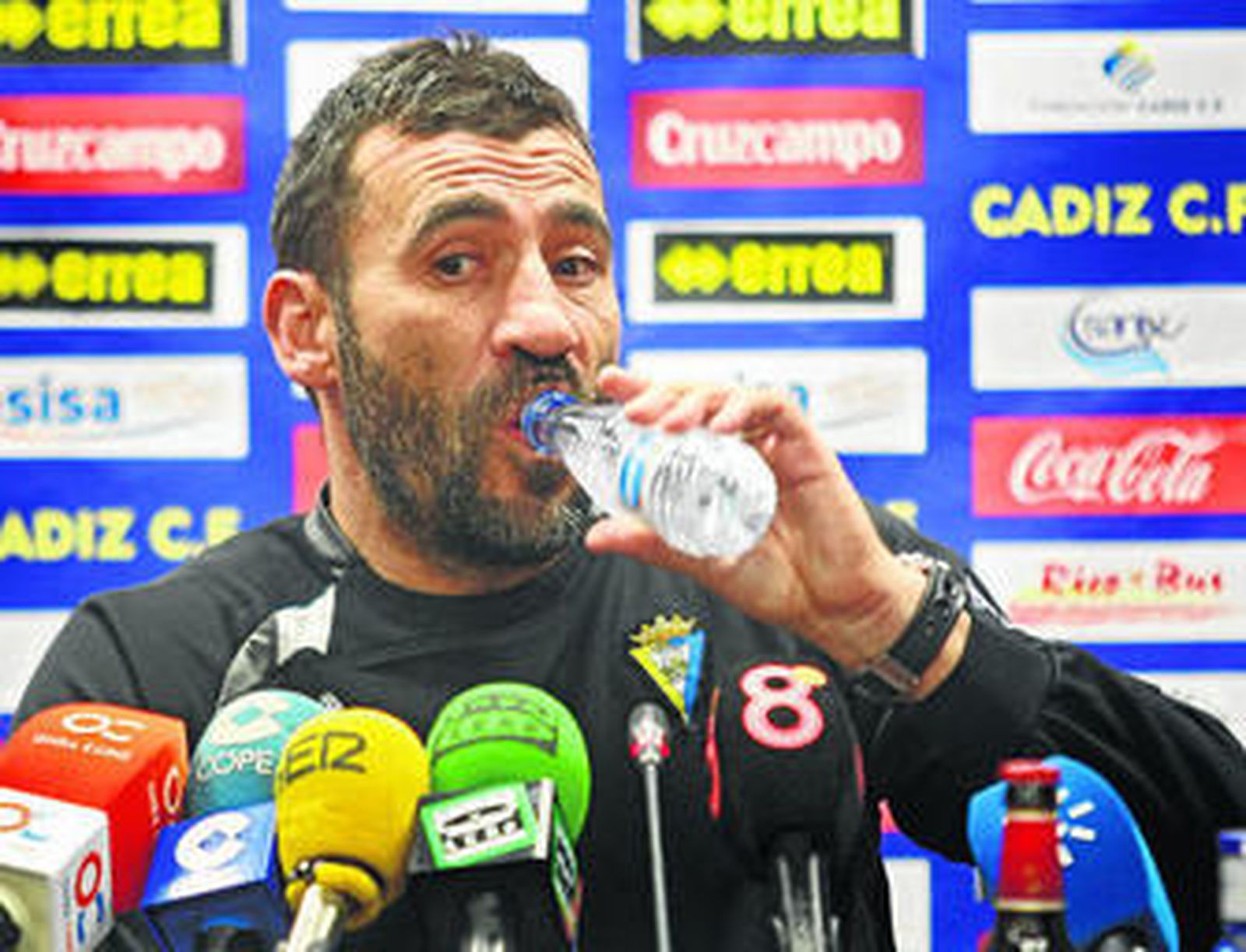 Raúl Agné bebe agua durante el transcurso de la rueda de prensa que ofreció ayer en el Carranza.