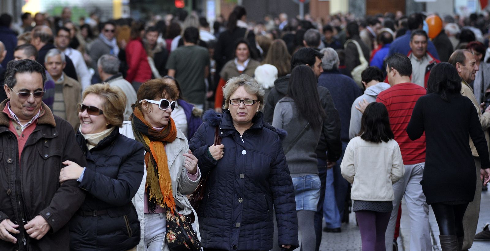 Sevillanos y turistas en una céntrica calle de la capital sevillana.