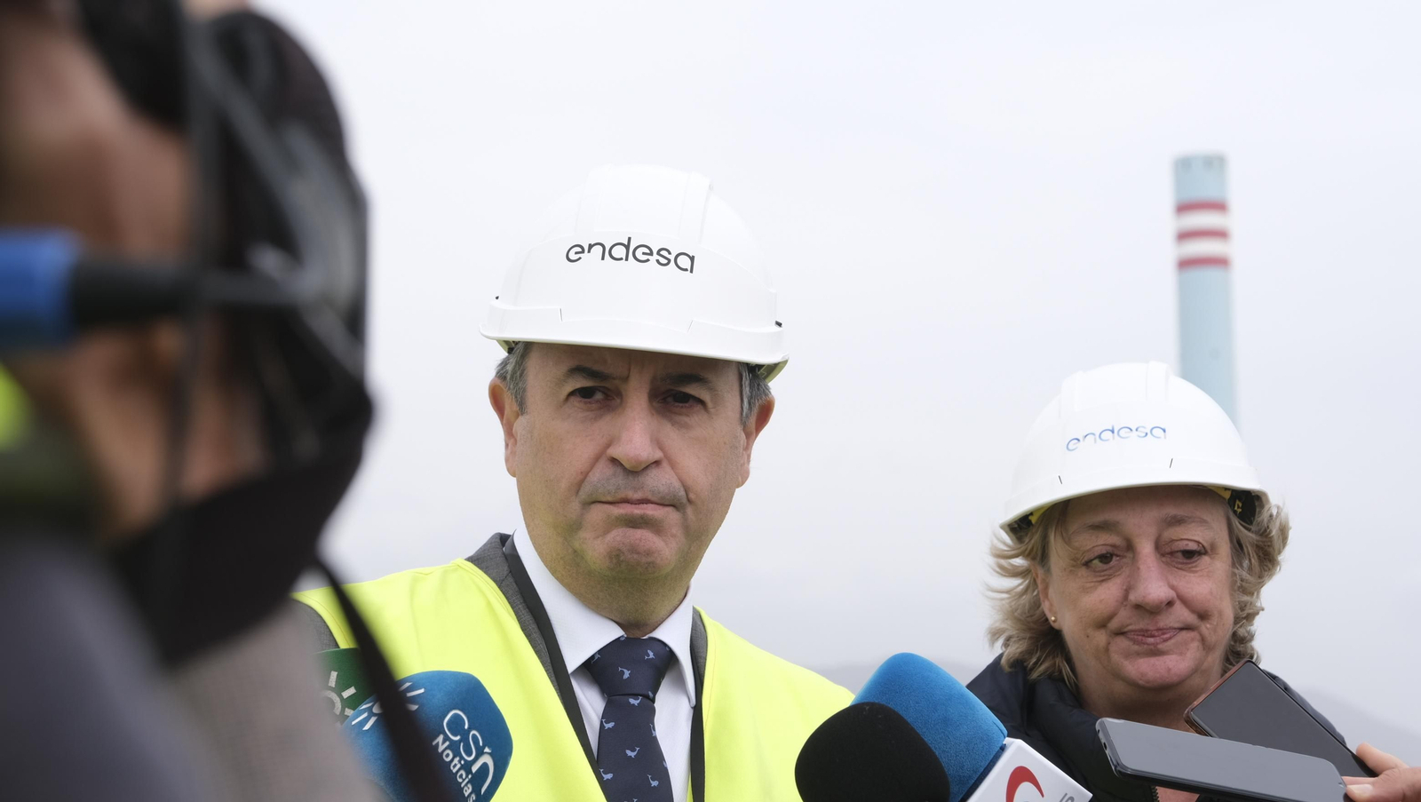 El derribo de la Torre Litoral de Endesa en Carboneras, en imágenes