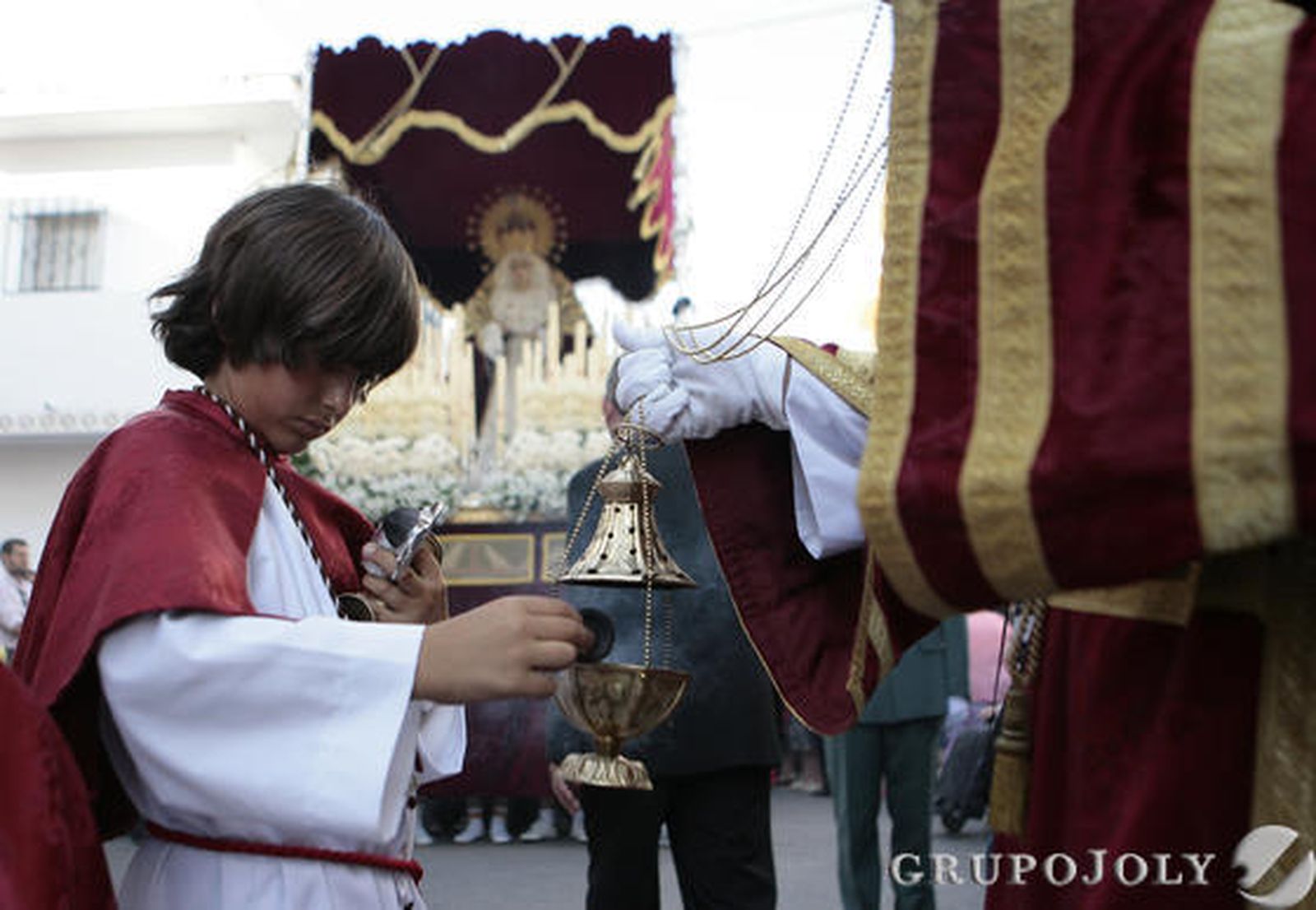 Un menor monaguillo recarga el sahumerio con la Virgen de la Divina Gracia.

Foto: Juan Carlos Muñoz