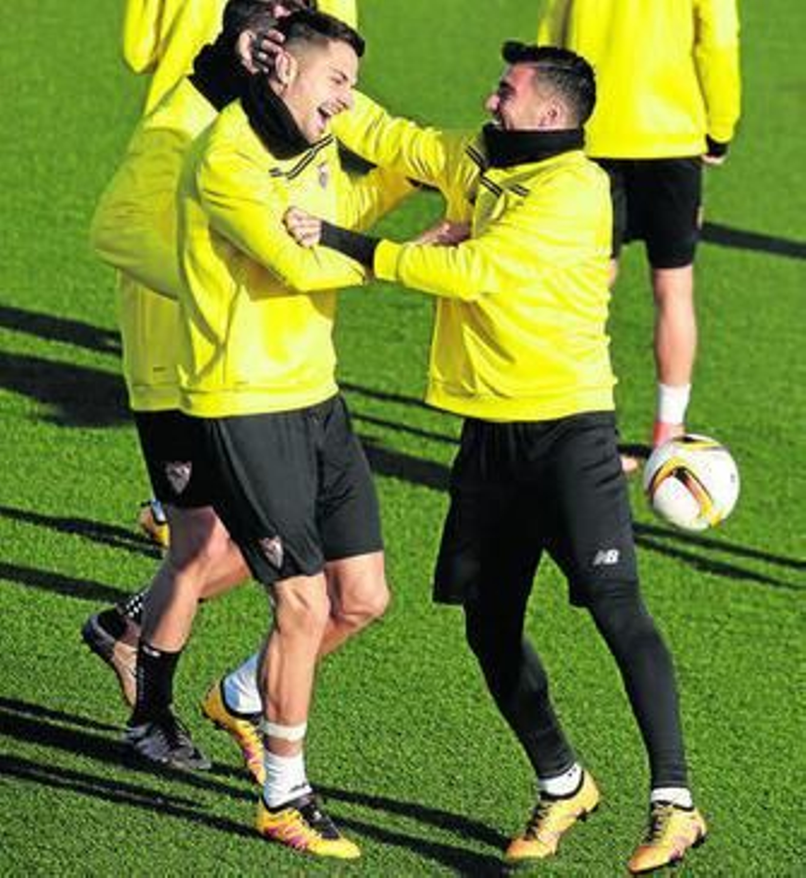 Reyes bromea con Vitolo en la sesión de trabajo de ayer.